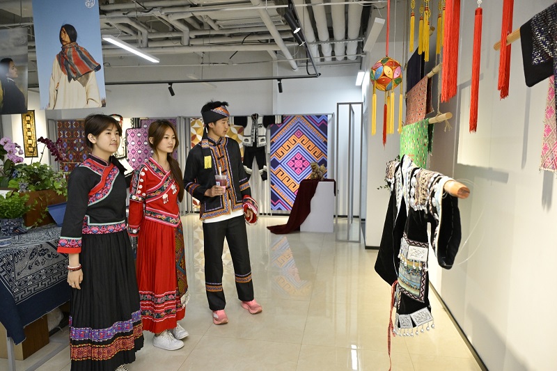 民族人士参观五六华坊.jpg 民族人士参观五六华坊.jpg